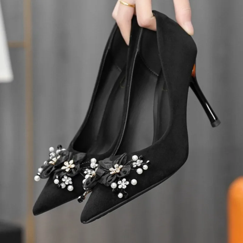 zapatos-de-tacon-alto-elegantes-para-mujer-decorados-con-flores-de-pedreria-y-cuentas-sandalias-de-tacon-de-aguja-con-punta-en-pico-saten-negro-para-banquetes