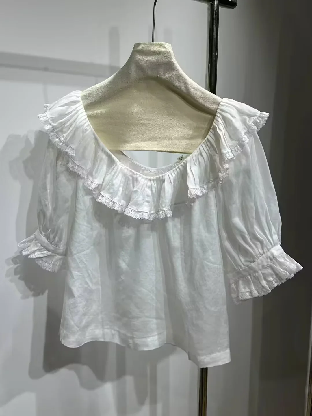 Camisa informal de mujer en blanco o negro, blusa holgada de moda de manga corta con cuello redondo y volantes bordados de encaje