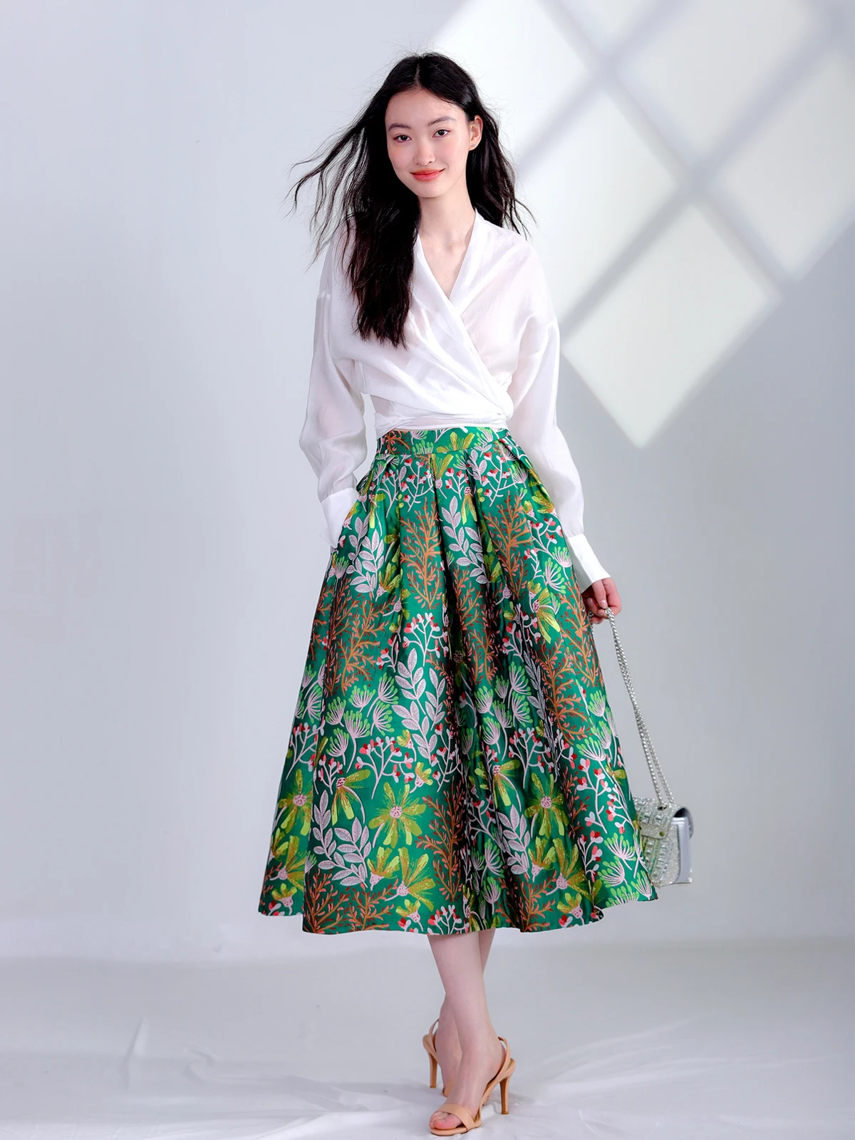 

Spring and Autumn New Women's Half Skirt, Fashionable Commuting Green Embroidered Fresh and Elegant Mid Length Half Skirt