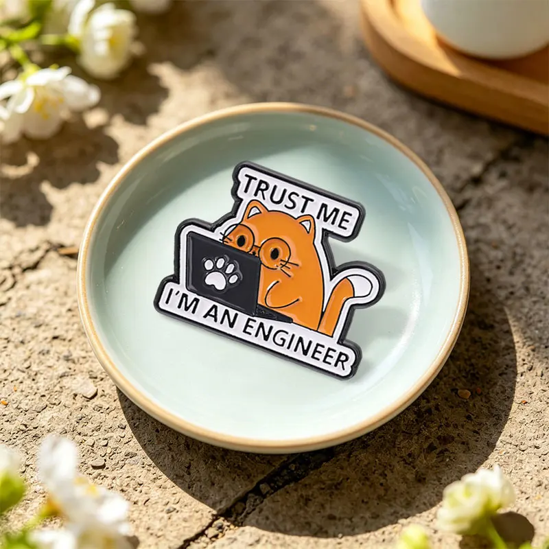 Vertrauen Sie mir, ich bin Ingenieur - Katzen-Emaille-Pin, arbeitende orange Katze mit Brille, Brosche, Rucksack-Anstecknadel, Schmuckgeschenk für Freunde – Detail 4