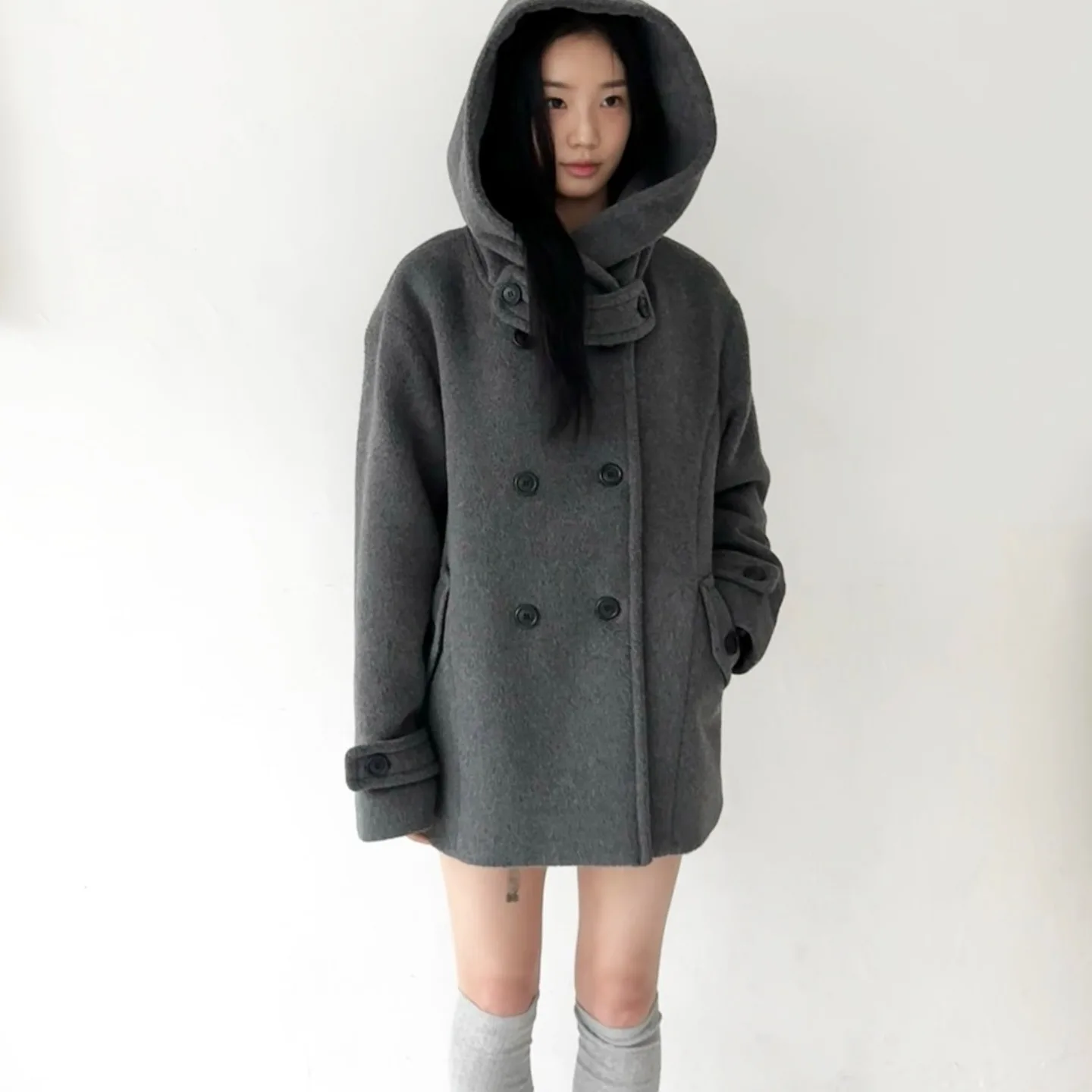เสื้อโค้ทขนสัตว์สไตล์เกาหลีสุดชิคสำหรับผู้หญิง ดีไซน์กระดุมสองแถวพร้อมหมวก ช่วยลดอายุ ไซส์เล็ก เหมาะสำหรับฤดูใบไม้ร่วงและฤดูหนาว เสื้อโค้ทยาว