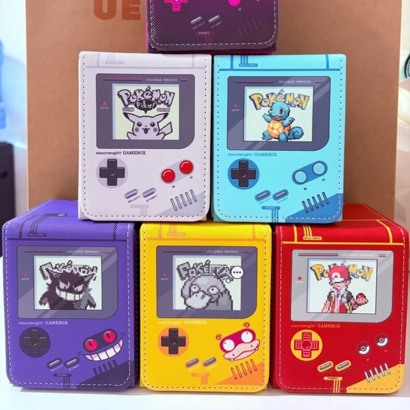 Caja de Almacenamiento para Cartas Coleccionables Pokémon Psyduck Mew Gengar, Estilo Consola de Videojuegos Retro Pixel, para PTCG OPCG TCG, con Capacidad para más de 120 Cartas