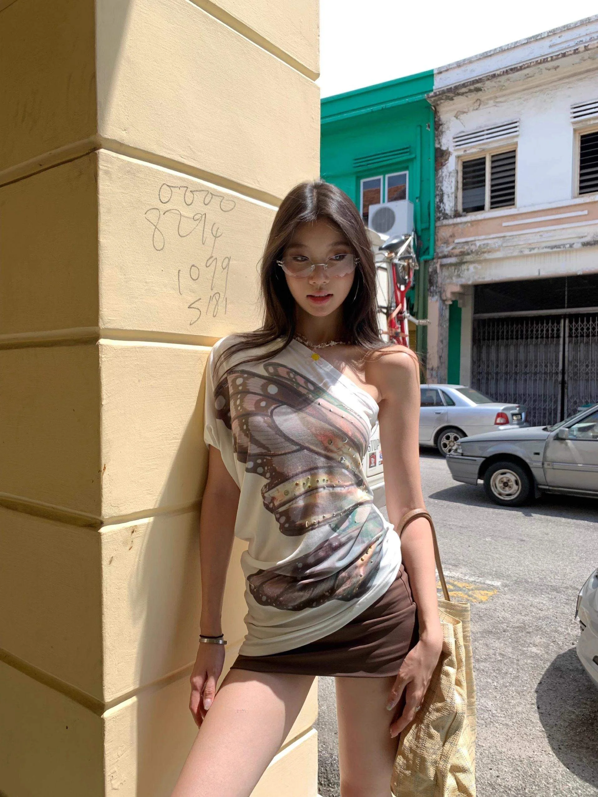 

Топ женский летний Fortunee Original Design с принтом «Крылья», пайетками и асимметричным вырезом на плече