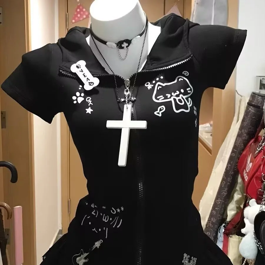 قميص صيفي لطيف بأكمام قصيرة على الطراز الياباني Y2K، ضيق ومريح، مع غطاء للرأس وسحاب، ملابس رياضية عصرية للنساء