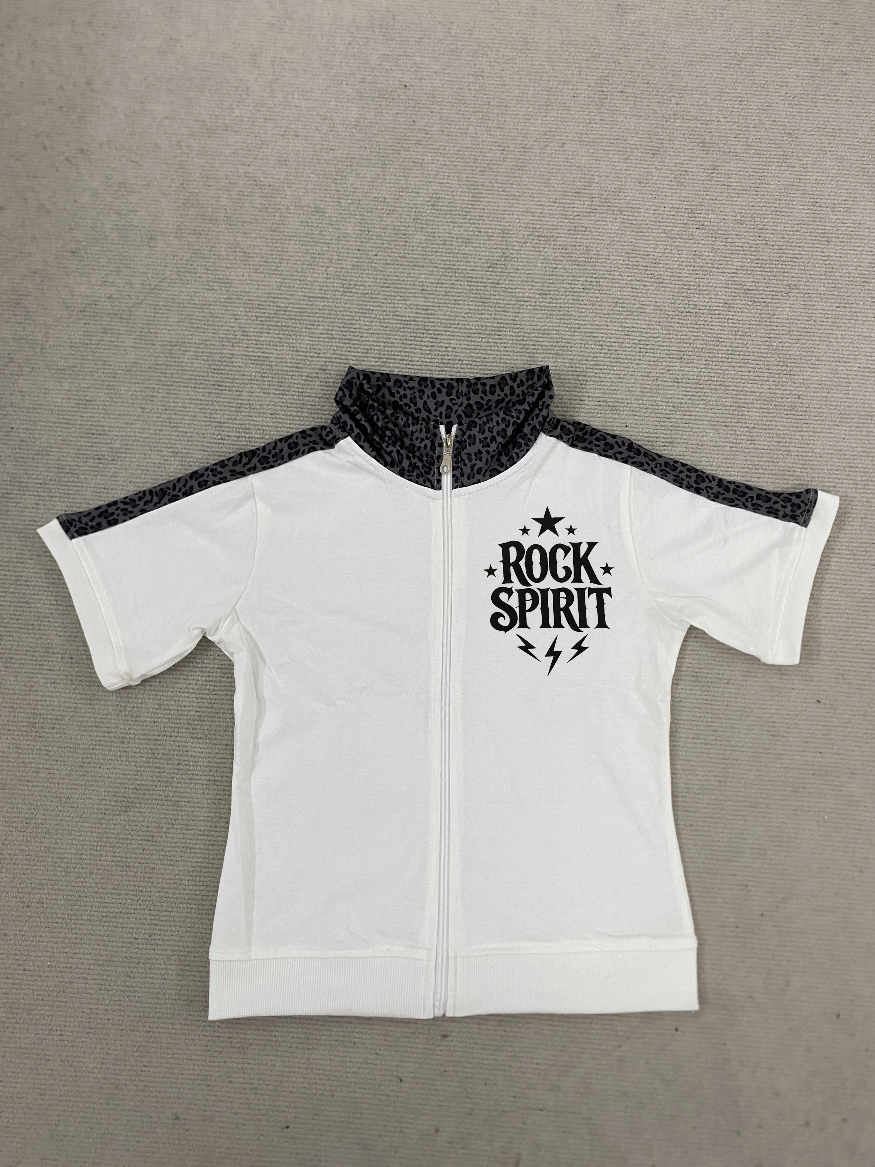 Damska bluza z kapturem na zamek z grafiką Rock Spirit, krótki rękaw, kontrastowy wzór w panterkę, streetwear, estetyka Y2K, punk, casual, letni top