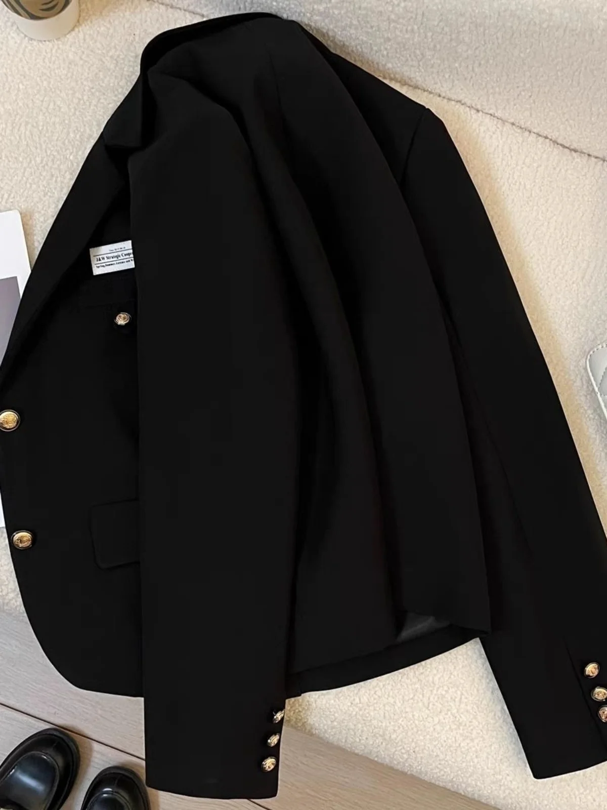 

Весна 2025: Женский черный пиджак в университетском стиле, универсальный, приталенный, укороченный, модный, для повседневной носки, ветрозащитный, стандартной длины, другие модели.