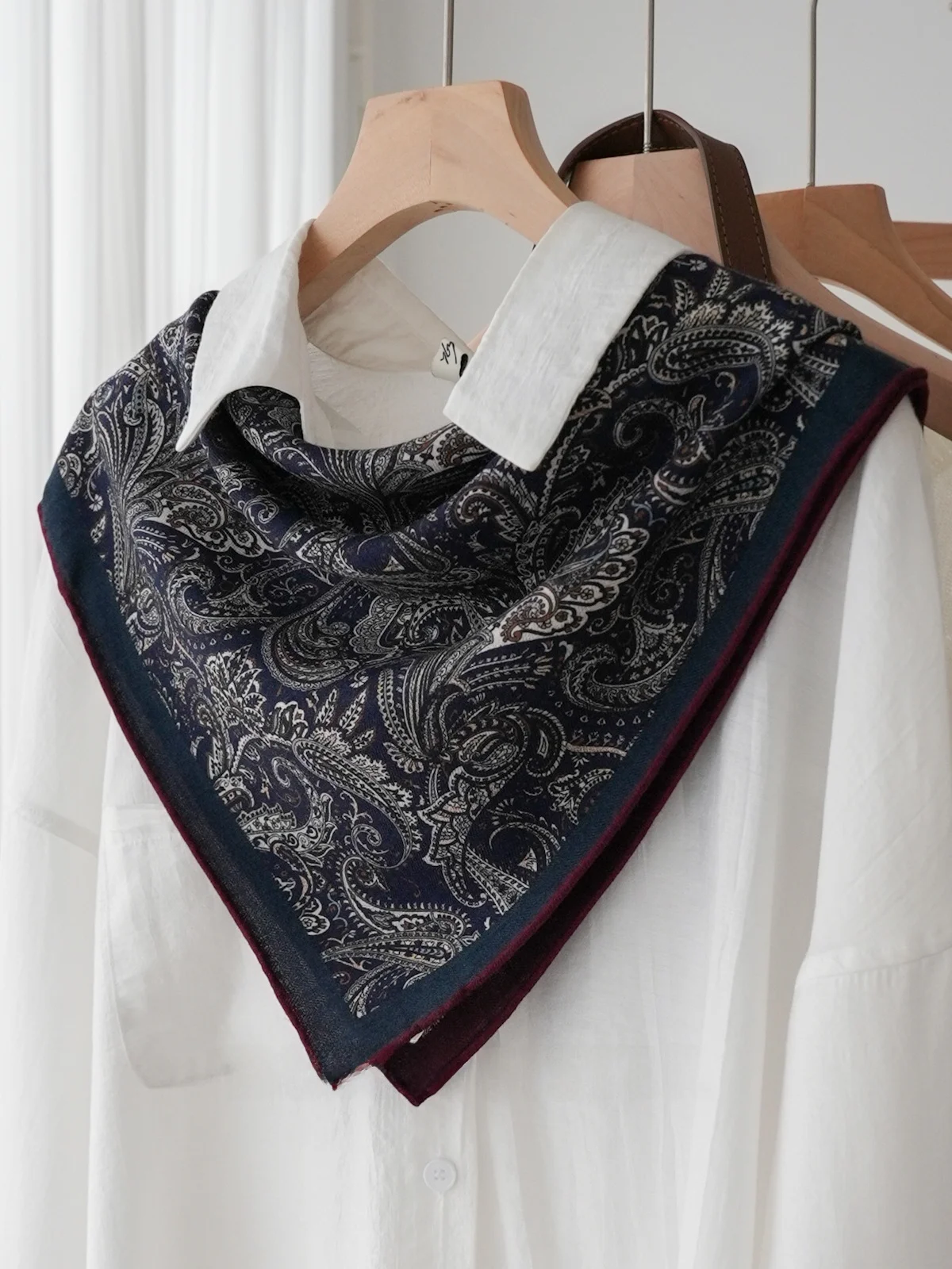 Elegant-foulard-en-cachemire-et-soie-bleu-fonce-motif-totem-complexe-vintage-foulard-carre-pour-femme-protection-du-cou
