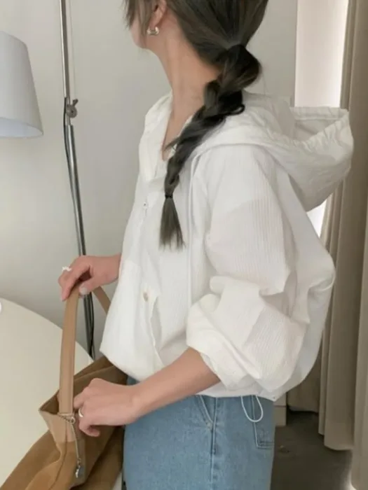 เสื้อคลุมกันแดดผู้หญิงลายทางสไตล์เกาหลี รุ่นใหม่ประจำฤดูร้อนปี 2025 ดีไซน์บางเบาแบบผูกเชือก ทรงหลวมยาว