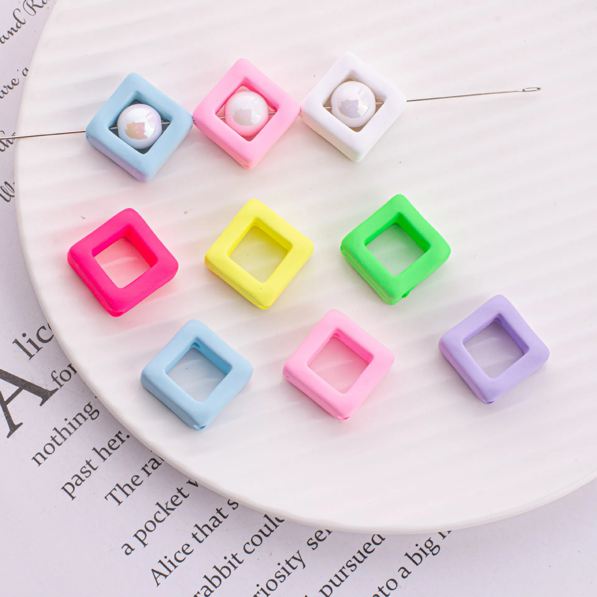 

DIY Jewelry Findings 100pcs 17mm Rubber Neon Colors Acrylic Plastic Hollow Out Square Geometry Beads Ornament Accessory Material