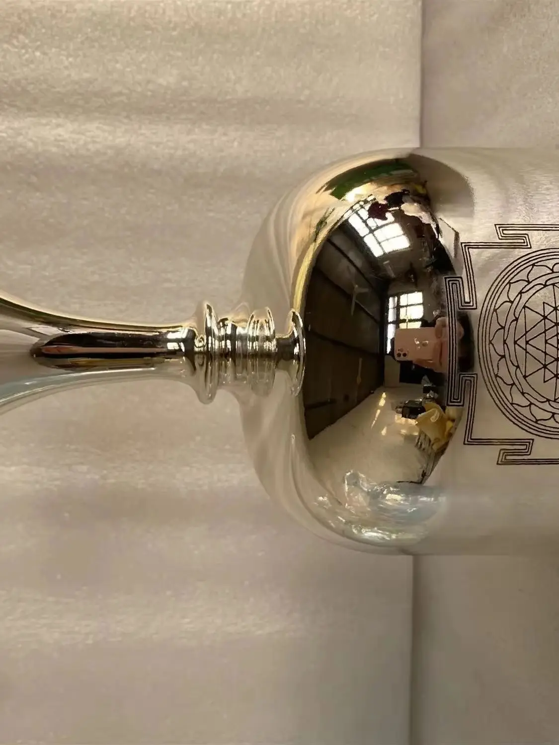 

Кристаллический поющий кубок 432 Гц, 4-я октава, платинового цвета, с дизайном "Сри Янтра" D # нота Adrenals (чакра Слепой зоны) или нота D (чакра Сакральной зоны)