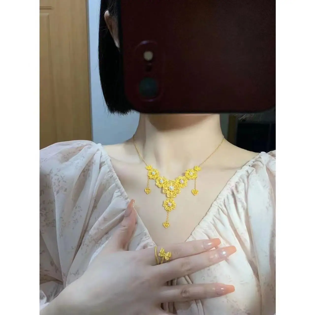 Xiaohong Inspired Gold Plated Hollow Flower Necklace With Pearl Elegant Fashion Exquisite Luxury Design Clavicle Chain For Women