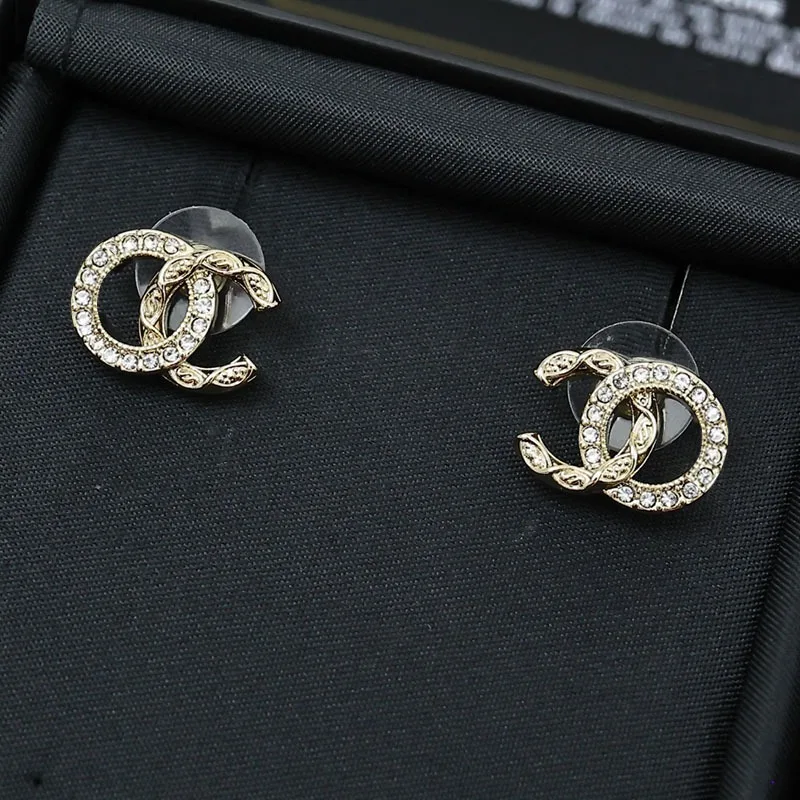 

Новые серьги-гвоздики с полудиамантовым узором: роскошные и элегантные, универсальные для повседневного образа, полностью усыпанные бриллиантами.