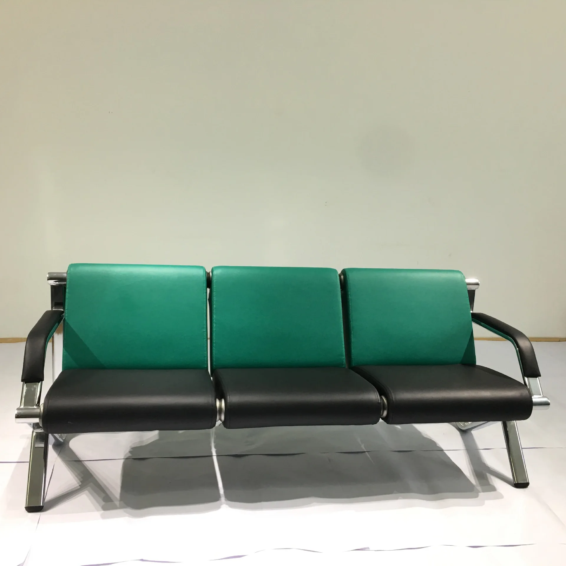 Divano in cotone a forma di arte in pelle con struttura in ferro, combinazione di divani a tre posti e due posti, ufficio semplice