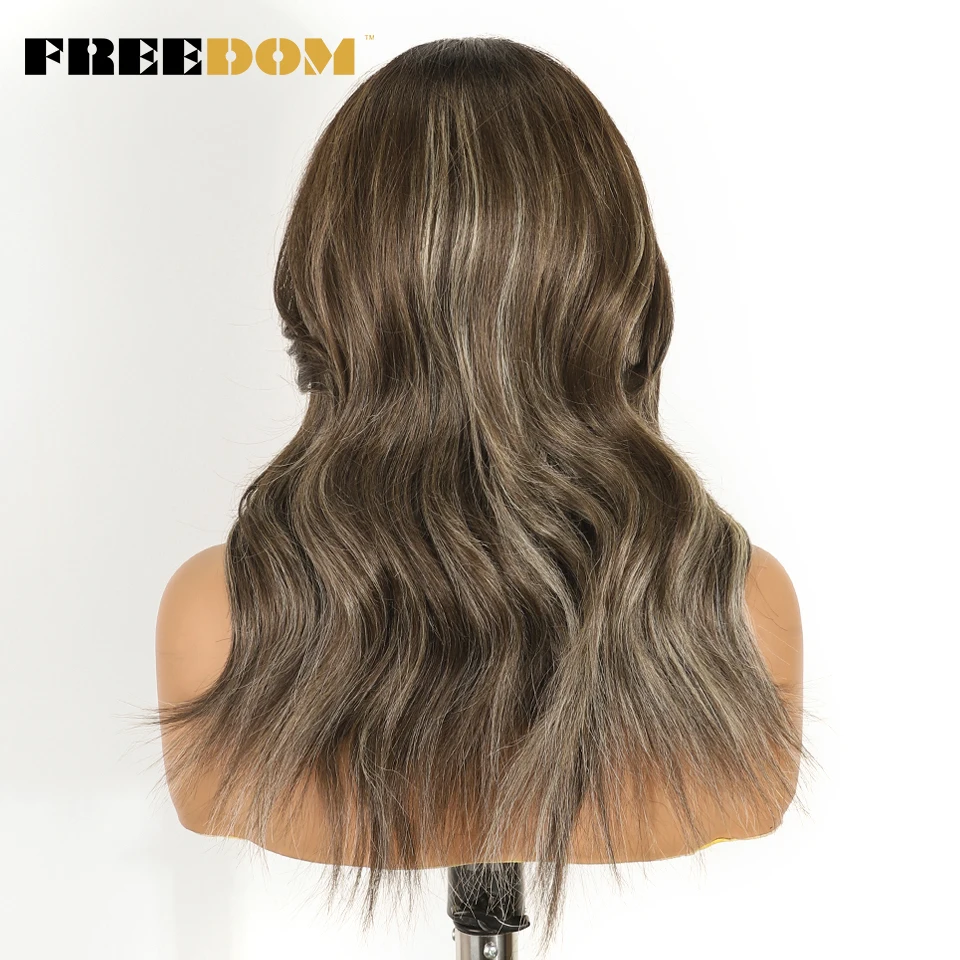 FREEDOM Synthetische Lace-Front-Perücken für Damen, natürlich gewellt, 18 Zoll, 13x3 Lace-Perücke mit vorgezupfter Haarlinie, vorgefertigte Ombre-Braun-Perücken mit Highlights – Detail 4
