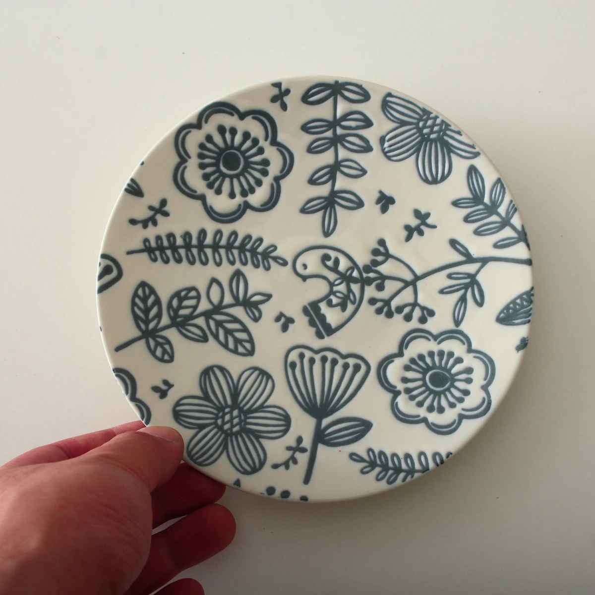 طبق سيراميك ثلاثي الأبعاد للطيور الزرقاء والزهور - طبق مسطح أنيق للإفطار/الحلوى مع زخارف زهور للمنزل وتقديم الطعام #5