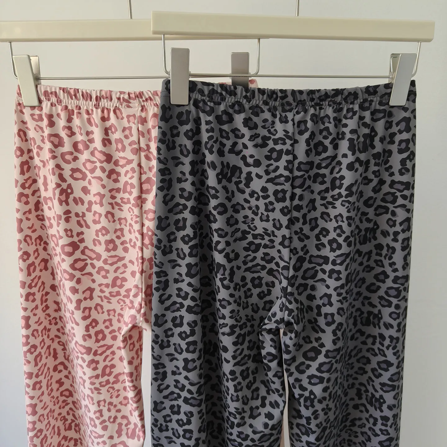 Lockere und schlanke Yogahosen für Damen, hochtaillierte Sporthosen, schmale Fitness-Leggings, gerade geschnittene Laufhosen, Trainingshosen mit Kordelzug, Freizeitmode. – Detail 5