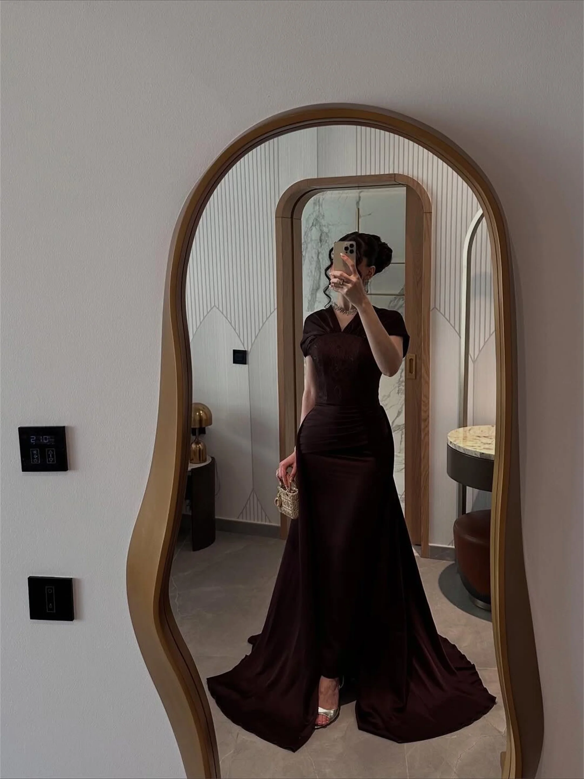 ชุดราตรีทรงเมอร์เมดจับจีบหรูหรา คอวี ผ้าลูกไม้ เรียบง่าย  ชุดราตรีสั่งตัดได้จาก EVON BRIDAL ชุดออกงานอย่างเป็นทางการ