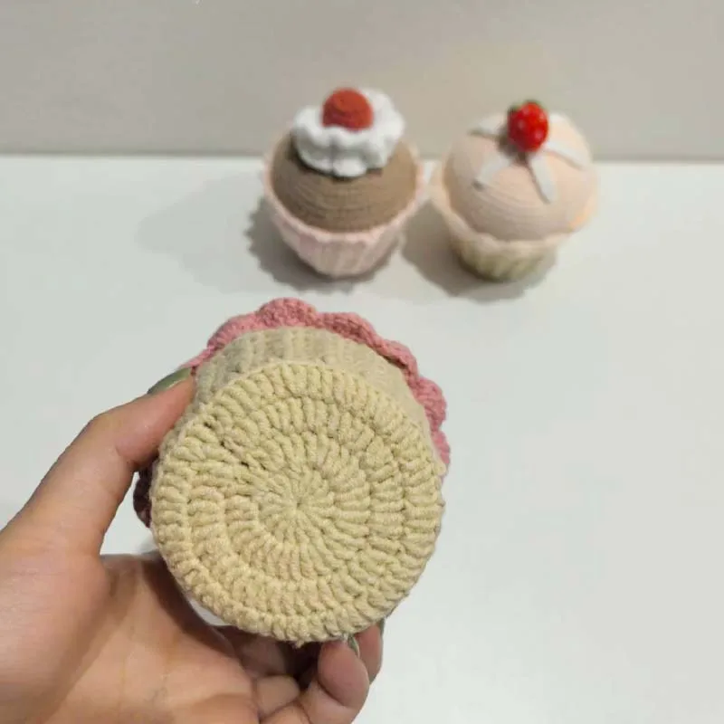 พวงกุญแจโครเชต์แฮนด์เมดสุดน่ารัก ตุ๊กตาถักนิตติ้งรูปคัพเค้กการ์ตูน จี้ห้อยกระเป๋า รถยนต์ หรือกระเป๋าเรียน