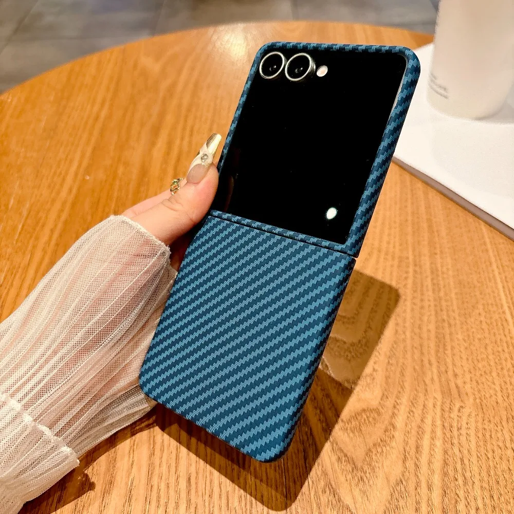 Роскошные чехлы для телефонов с кевларовой текстурой из углеродного волокна для Samsung Galaxy Z Flip 7, 6, 5, 4, 3, приятный для кожи защитный чехол от отпечатков пальцев