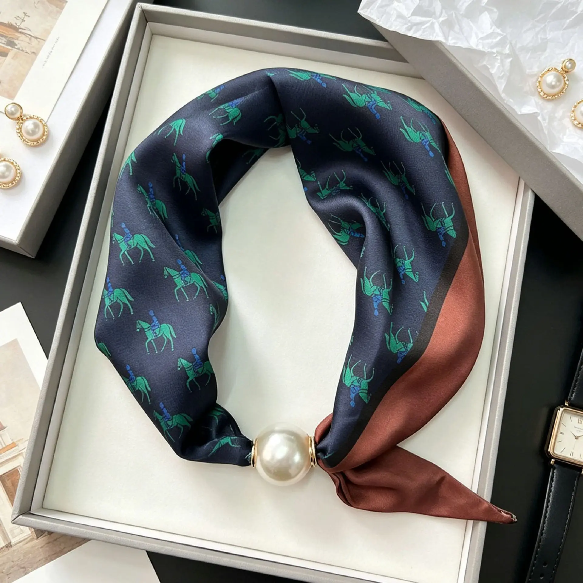 Luxuriöser dünner Sommer-Seidenschal für Damen mit Perlen, magnetischer Schnalle, eleganter Halstuch für Mädchen mit süßem Anhänger und Schlüsselbeinkette – Detail 14