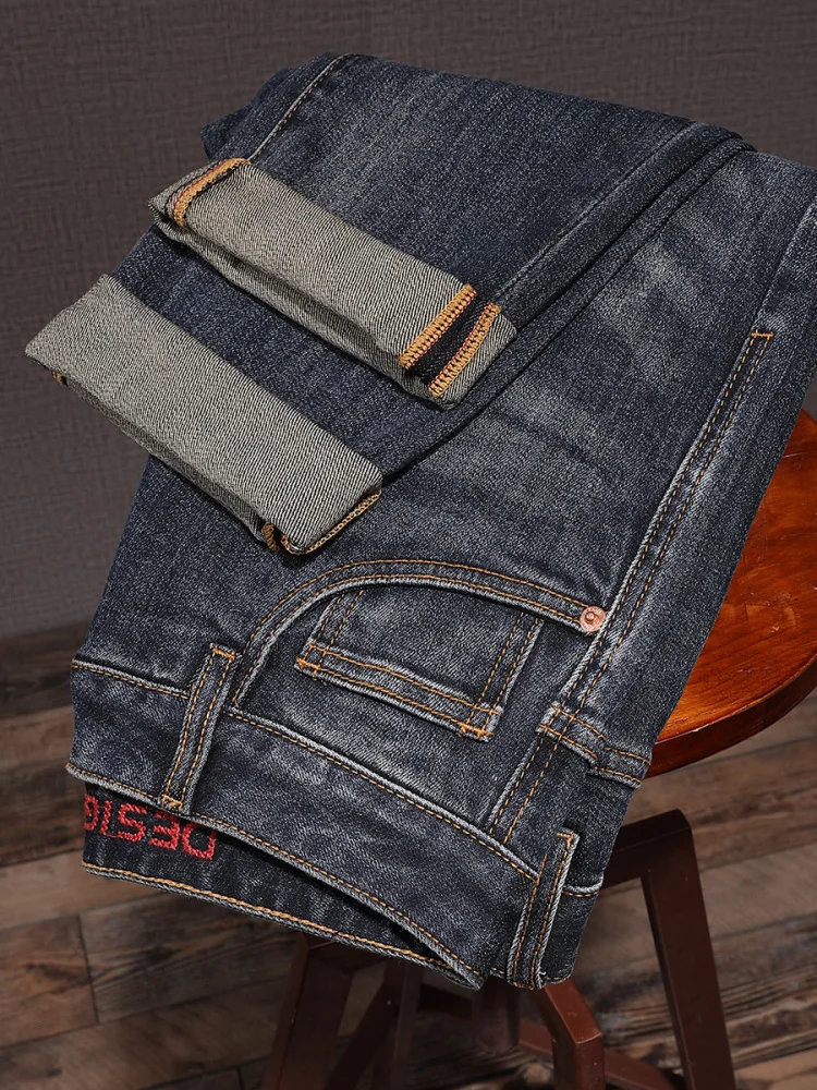 20252024 Nuevos pantalones vaqueros estampados bordados para hombres, pantalones largos rectos ajustados elásticos versátiles de moda de lujo ligero