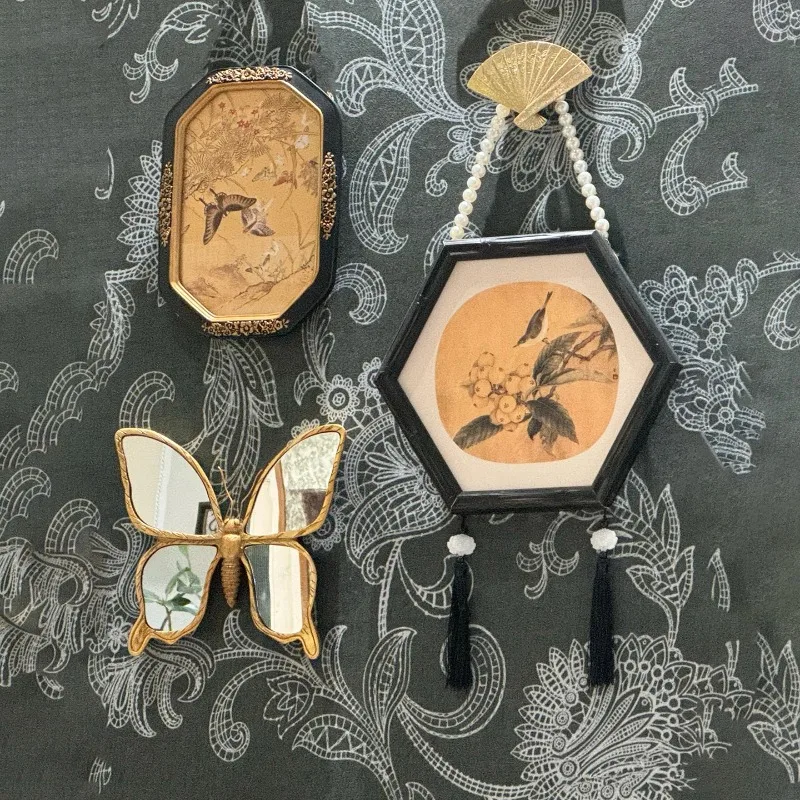 

High-end French medieval style living room decoration painting, niche carved vintage outer frame hanging painting, butterfly per