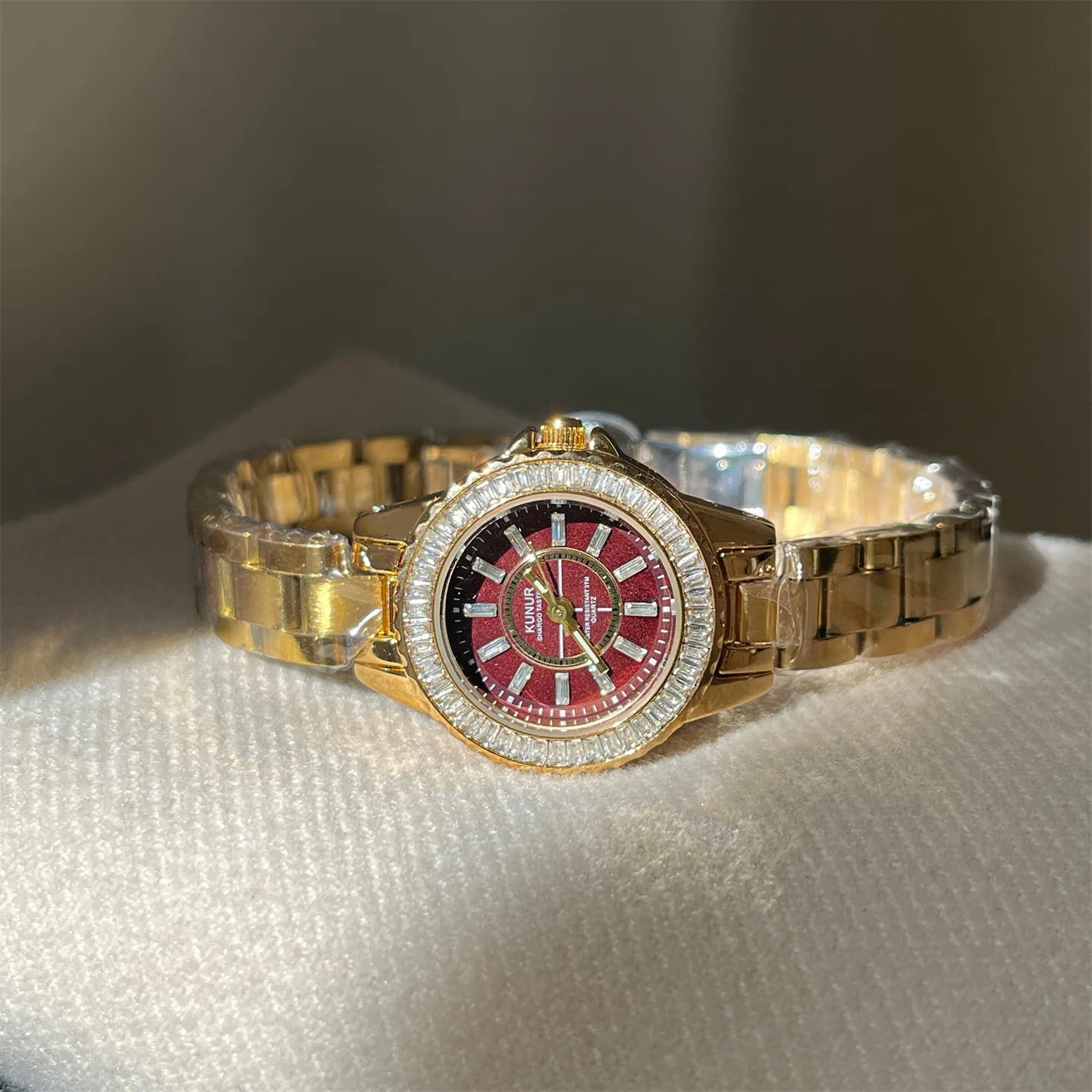 Montre pour femme avec bracelet rond en acier exquis avec petit cadran, sélection de montres et d'accessoires à la mode et haut de gamme.