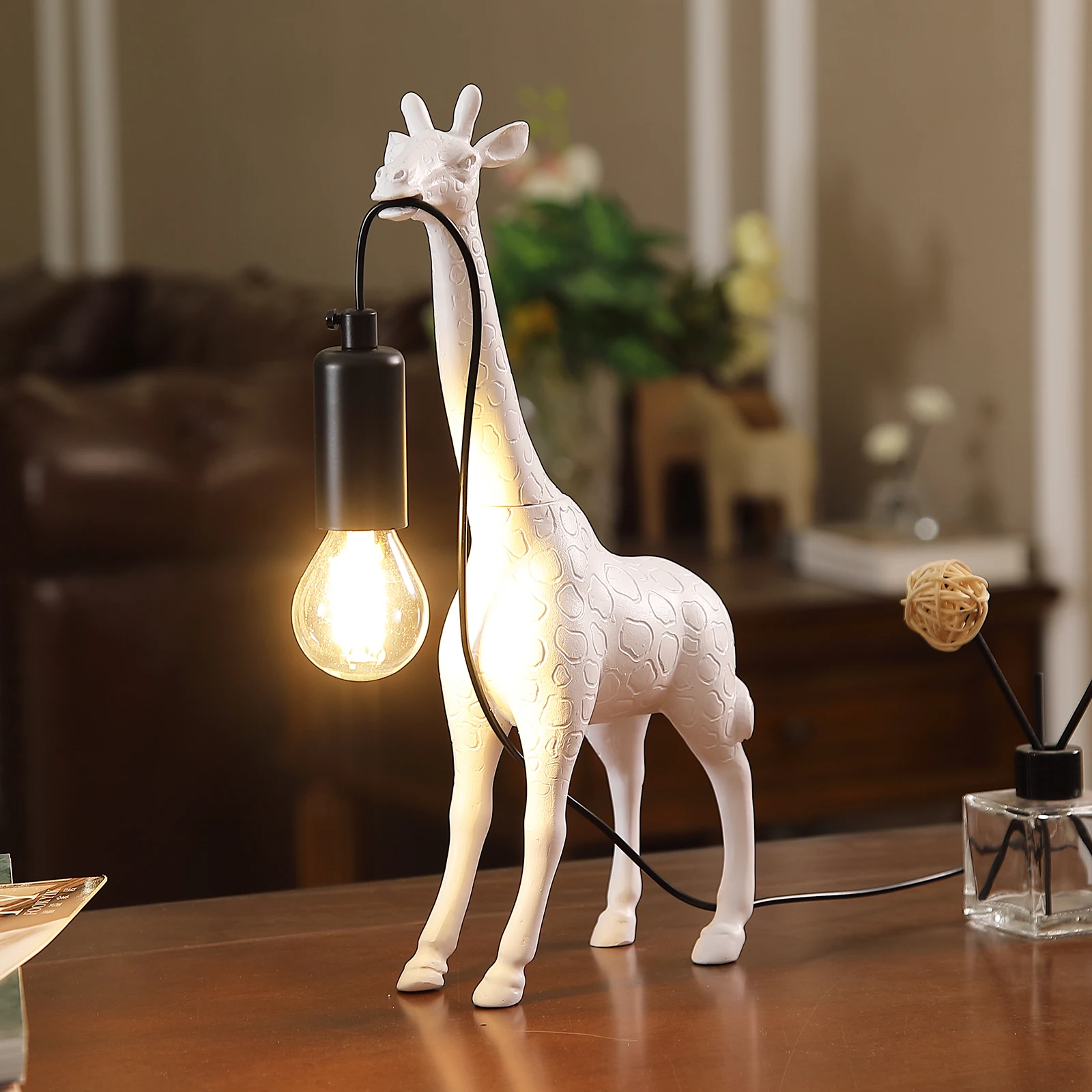 1 creative LED desk lamp, giraffe shaped bedside night light, USB plug, touch switch, suitable for bedroom and study lighting.