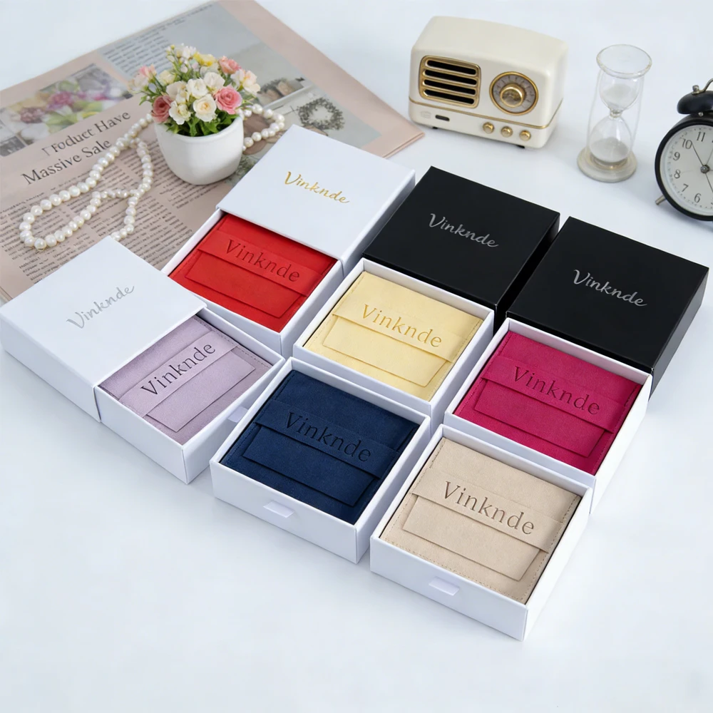 

100 шт., белый ящик с логотипом, шкатулка для драгоценностей, роскошный ювелирный браслет, серьги, упаковочные коробки с замшевым чехлом из микрофибры, подарочная сумка