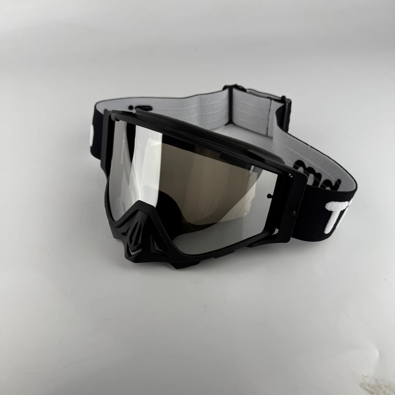 1 Pcs Multi-Color PC Nose-Protected Moto Goggles - UV400 Scratch-Resistant, Off-Road ATV MX, Helmet-Fit for Euro-American Riders