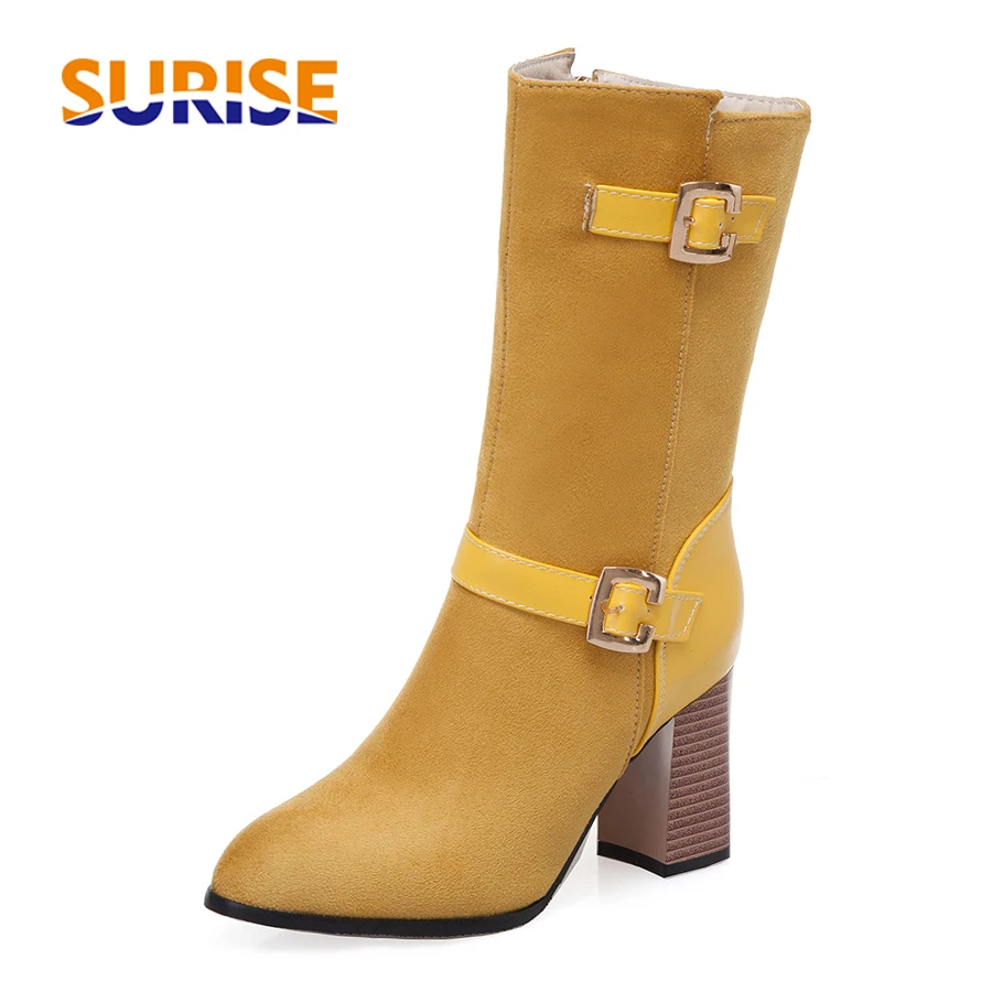 

Женские зимние полусапоги больших размеров, черные/бежевые, из флокированной кожи, на высоком устойчивом каблуке, с острым носком, на молнии и с пряжкой, утепленные плюшем