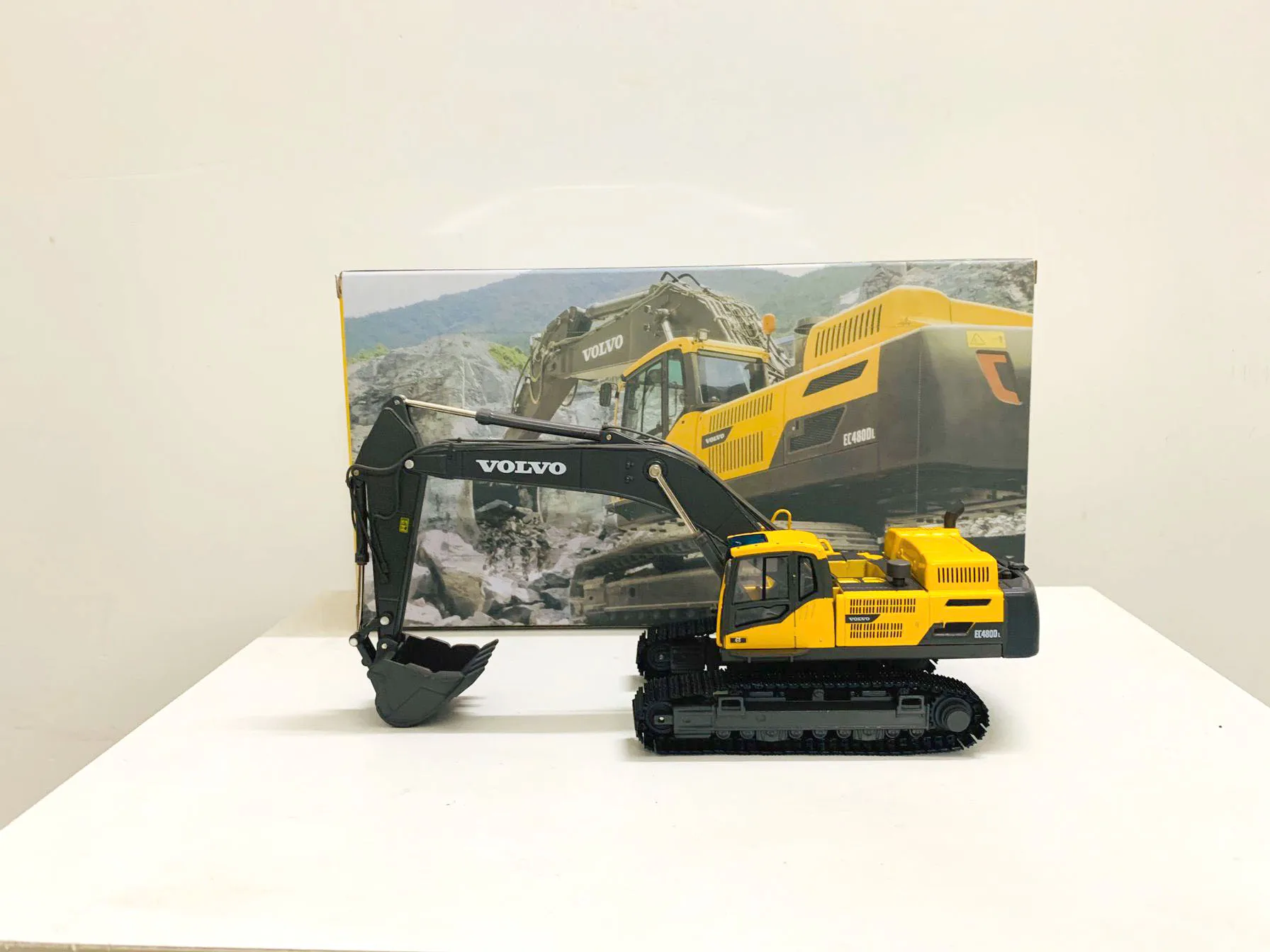 EC480D Crawler Excavator 1:50 Scale DieCast Collectible Model New in Box