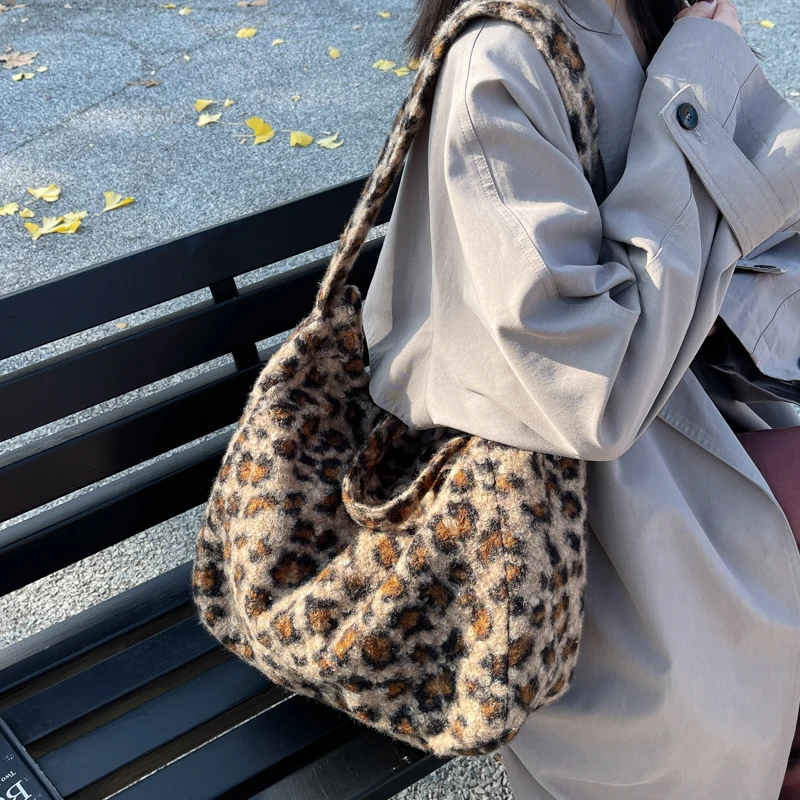 

Tiptoegirls Stylish Lightweight Women's Shoulder Bag Chinese Style Crossbody Women Bag Tote Leopard Pattern Winter Plush Handbag