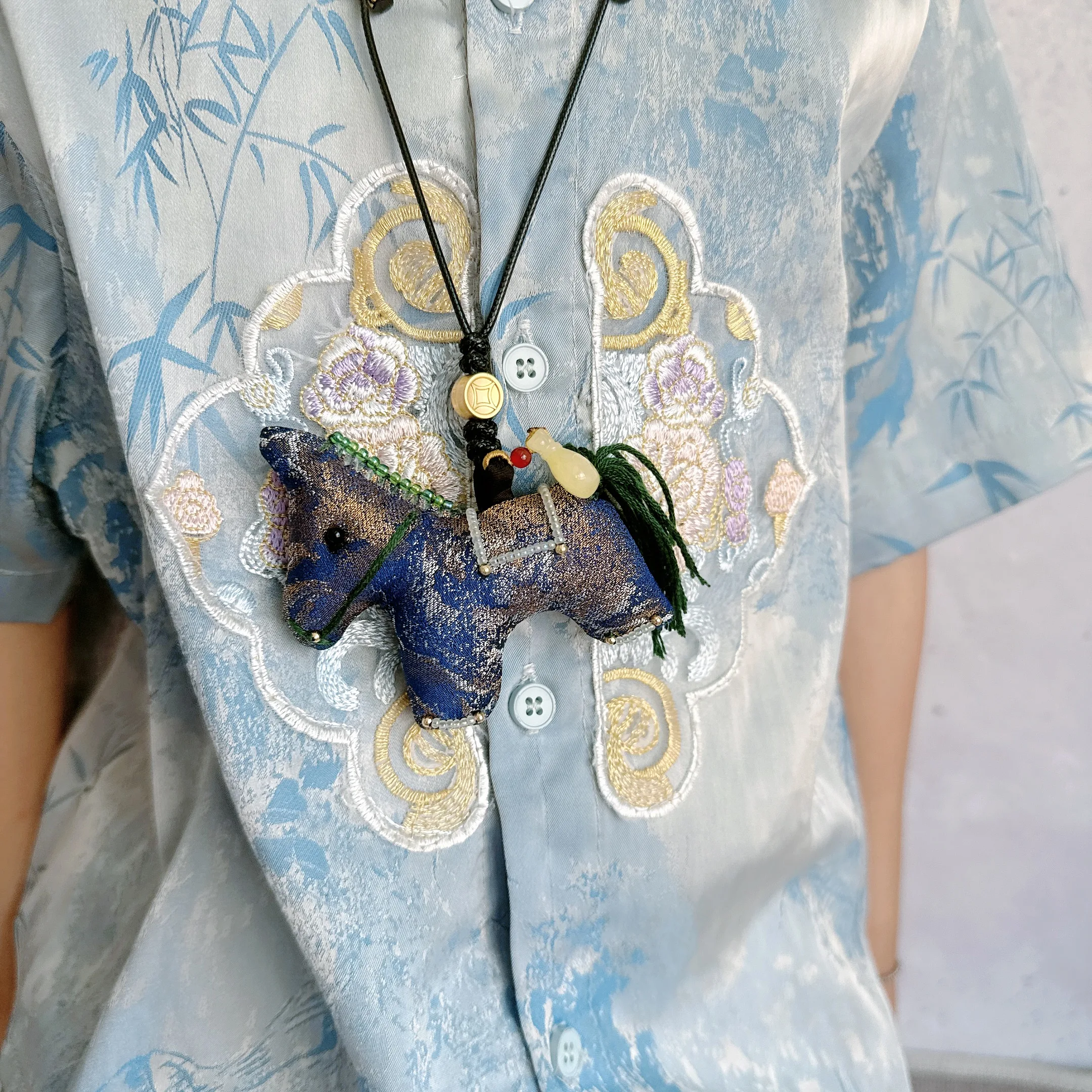 المهر قلادة الحرفية والإبداع الصينية التطريز النسيج أغنية الديباج قلادة رائعة زخارف الحصان على الملابس