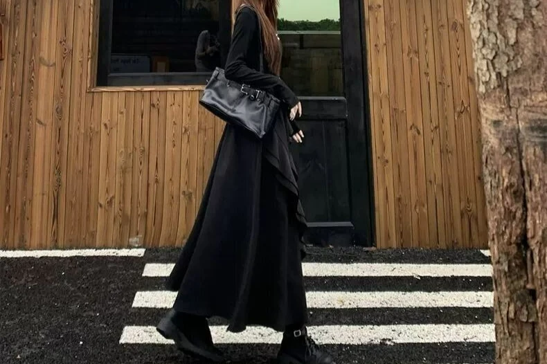 Nowa czarna sukienka z długim rękawem dla dzieci na wiosnę i jesień 2025 z asymetrycznym dołem i falbaną.