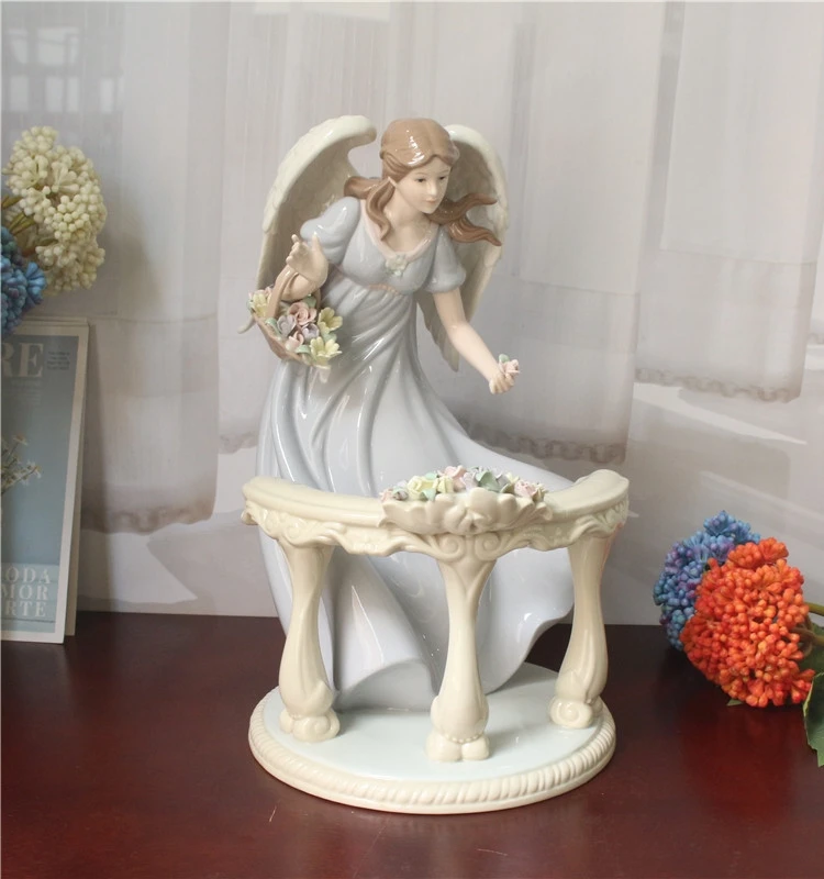 Spain Lladro Elegant Ceramic Figure Porcelain Doll Playing Piano Ornament Desktop Exhibition Hall Collections