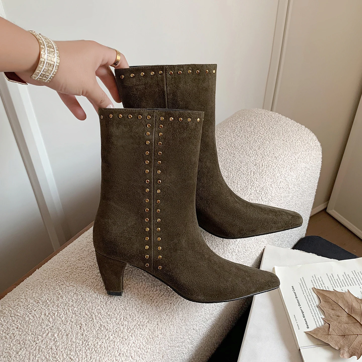 

Новинка 2025 года, женские ботильоны из коровьей замши в стиле ретро, роскошные брендовые ботинки на высоком каблуке с заклепками, осенне-зимние женские ботинки