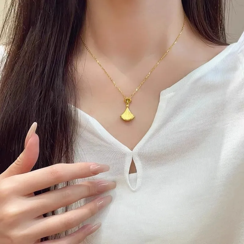 

Light luxury design old money style 24K real gold ginkgo leaf pendant female ins style 9999 small skirt necklace accessories