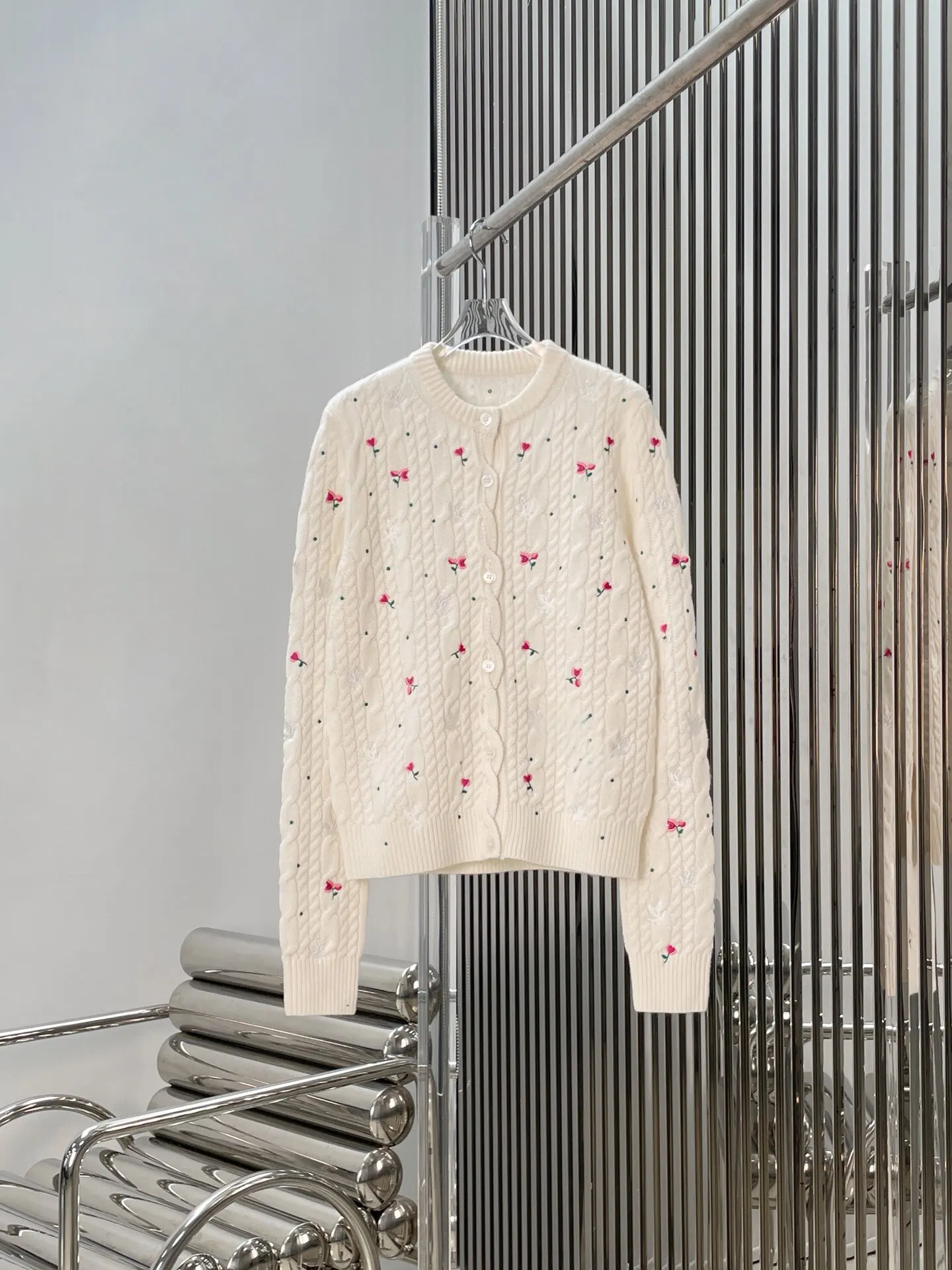 

Новый женский вязаный кардиган с круглым вырезом и вышивкой цветочным узором, весна 2026, утепленный, с эффектом омоложения, верхняя одежда