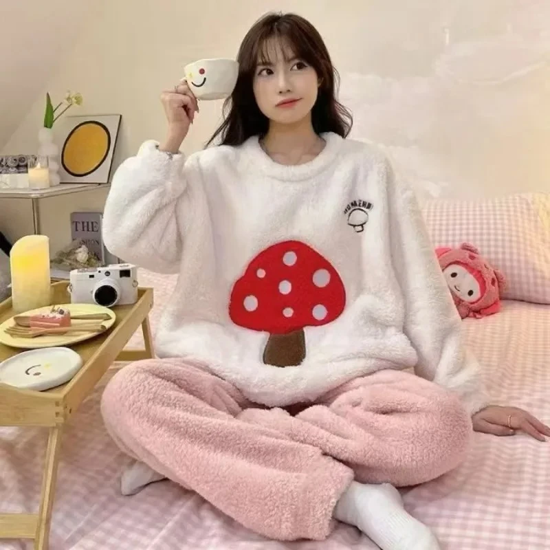 

Thickened Warm Sleepwear for Winter Coral Velvet Strawberry Flannel Women's Pajamas International Students Homewear 2PCS/Set