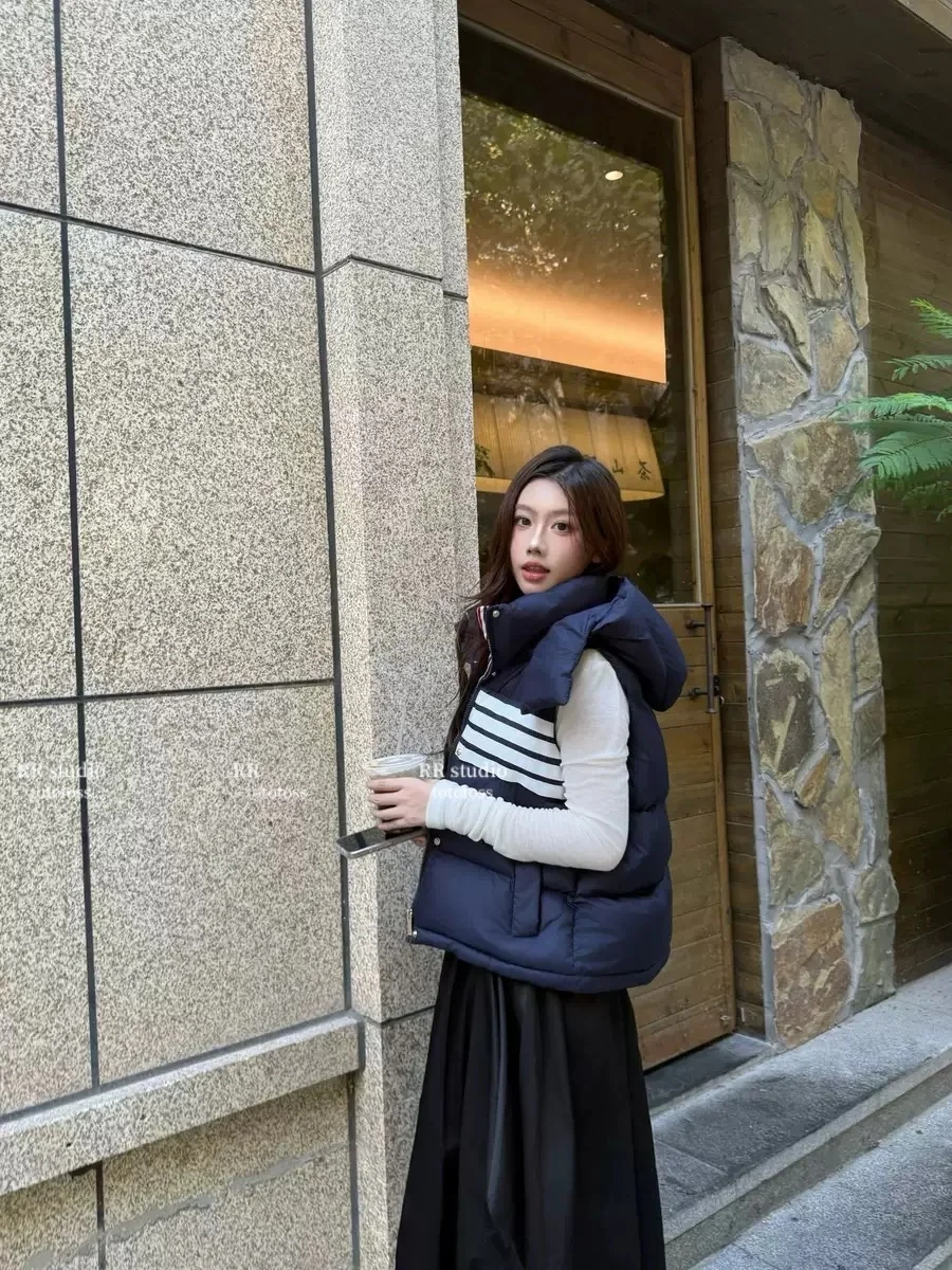 

Классический пуховый жилет с четырьмя полосками и съемным капюшоном, теплый, с наполнителем из 90% белого утиного пуха, женский, повседневный стиль, утолщенный, укороченная модель