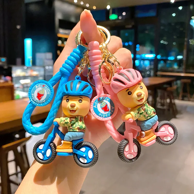 MINISO น่ารัก Disney Pooh Bear Cross dressing ขี่จักรยาน Pooh พวงกุญแจหมีพวงกุญแจการ์ตูนแขวนคู่กระเป๋าจี้ของขวัญขนาดเล็ก