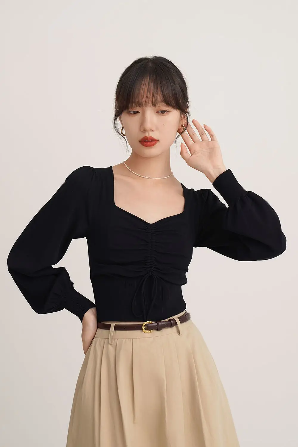 Camisa básica de manga de burbuja con cuello cuadrado de estilo francés para mujer primavera otoño OL Chic negro elegante camisetas blusa Top