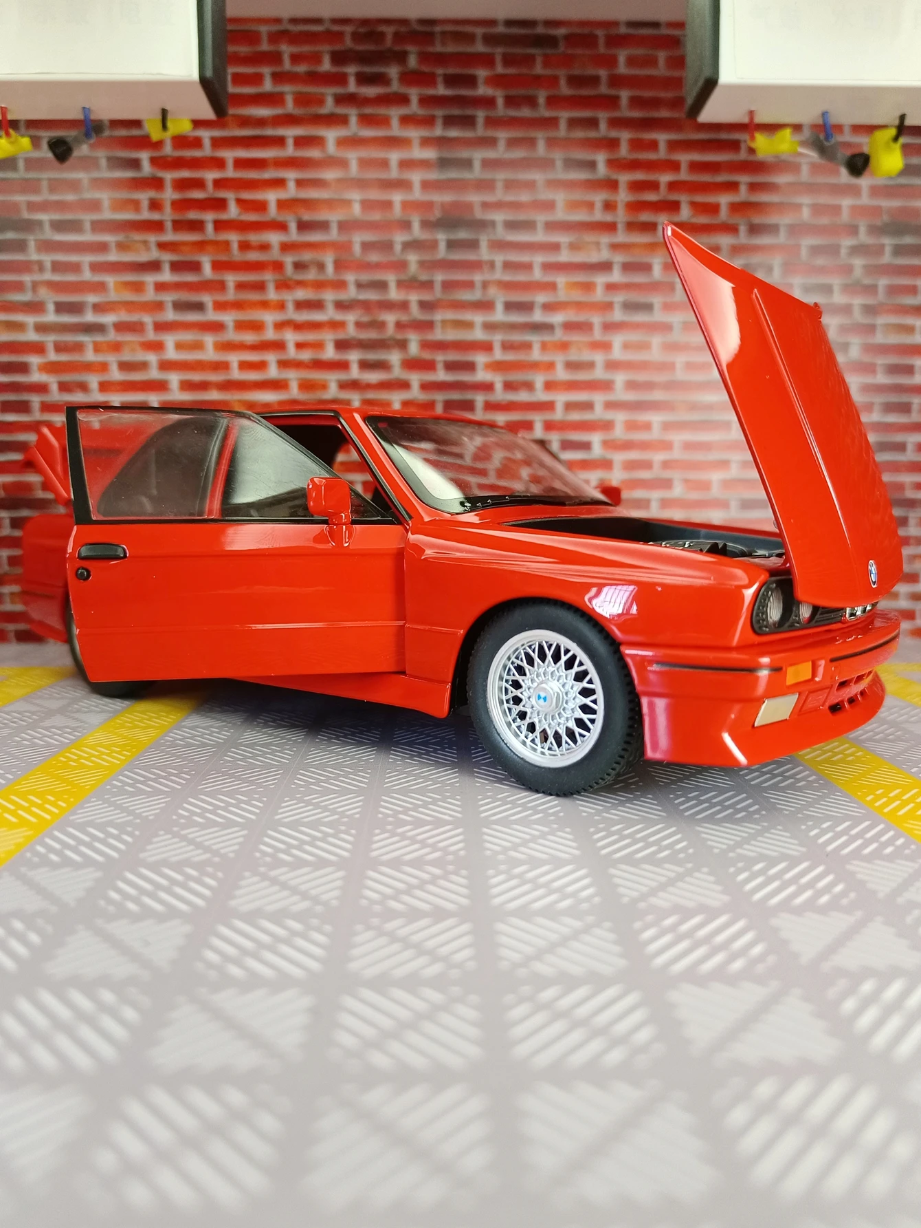 1:24 1988 BMW M3 E30 Alloy Sports Car Model Diecasts Metal Classic Car Vehicles Model Simulation Sound and Light Kids Toys Gifts