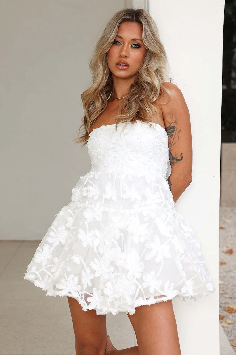 Mini vestido sem alças Bella White, Vestido bordado de renda, Vestido elegante sem mangas