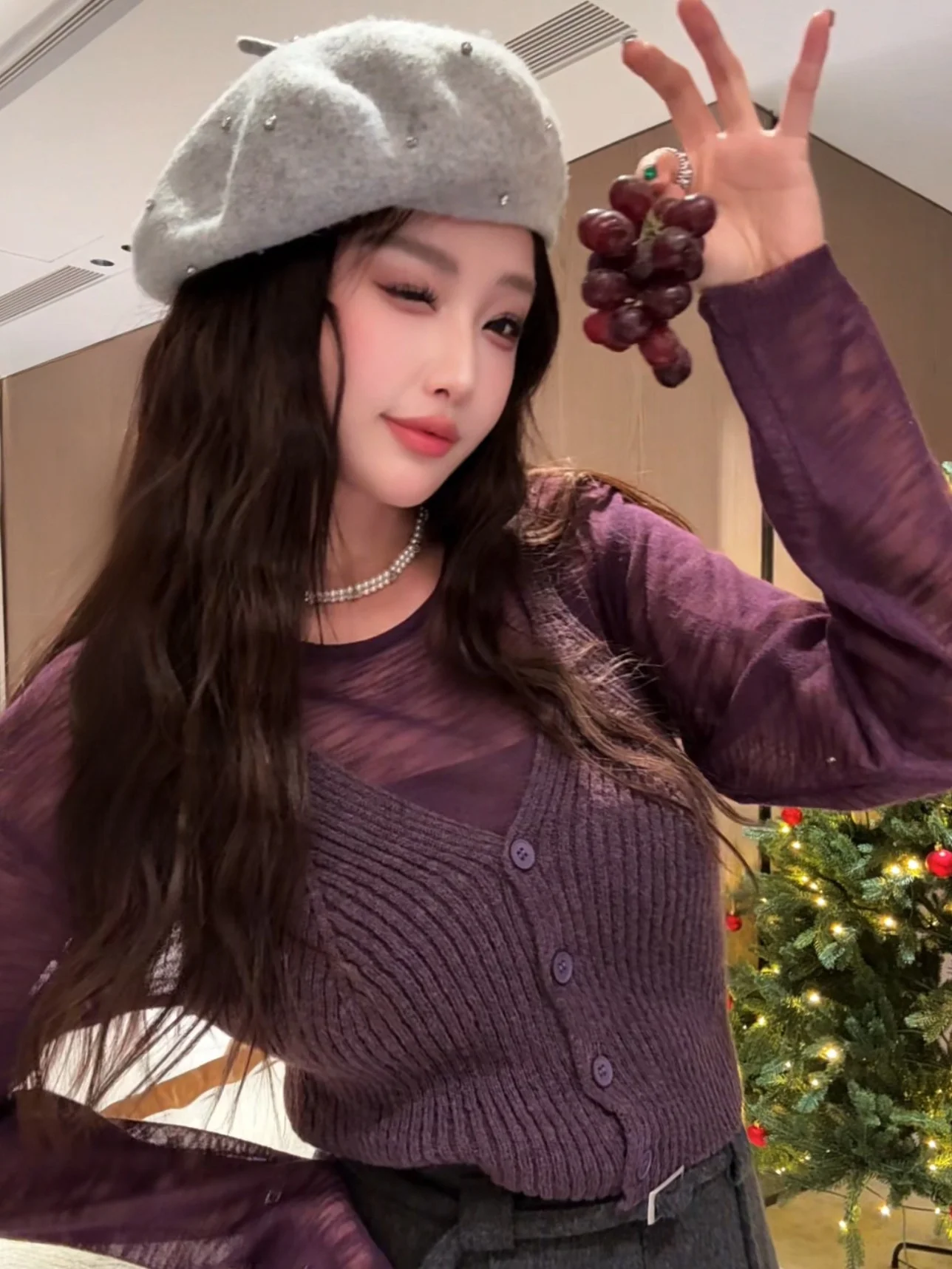 

Женский повседневный комплект из двух предметов Ele ape Purple: топ и брюки с высокой талией из теплой полиэстеровой ткани, с длинными рукавами и круглым вырезом.