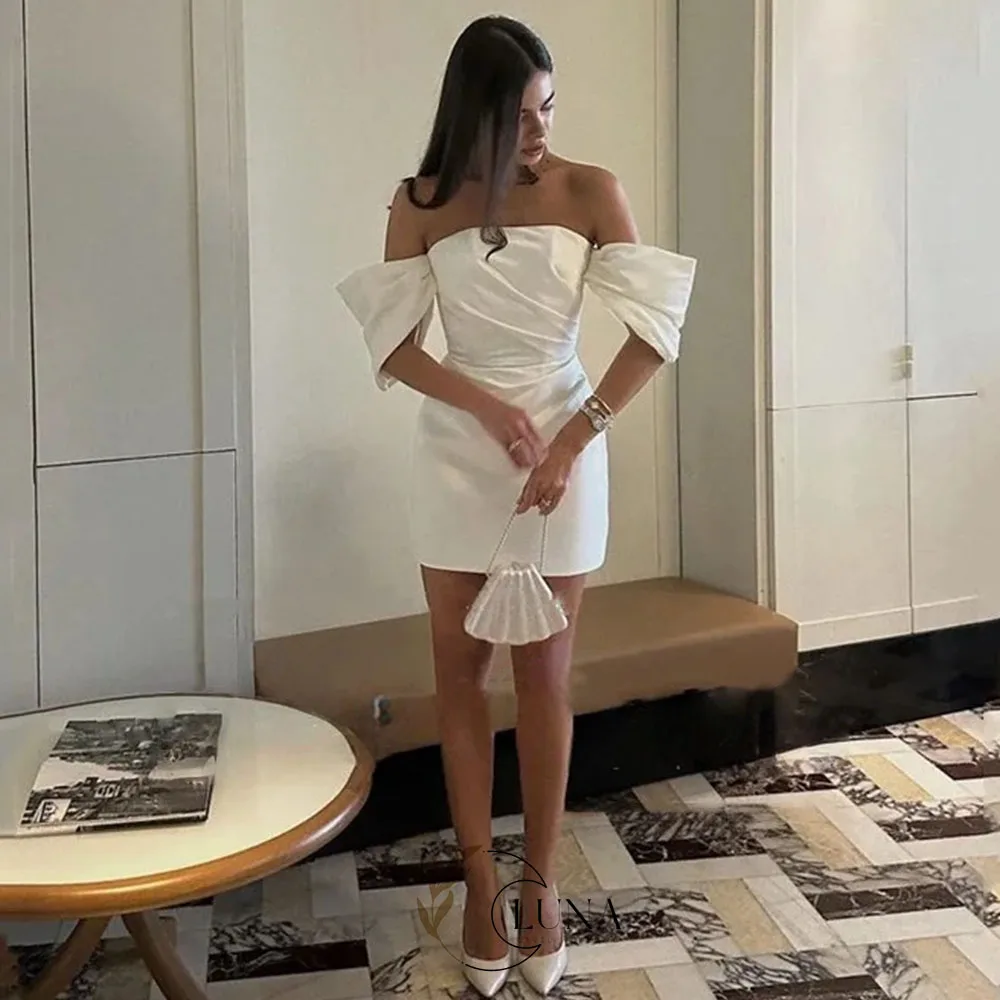 Luna Maßgeschneidertes, schlichtes Satin-Mini-Hochzeitskleid, plissiert, schulterfrei, sexy, rückenfreies Brautkleid, trägerloses, kurzes Hochzeitskleid