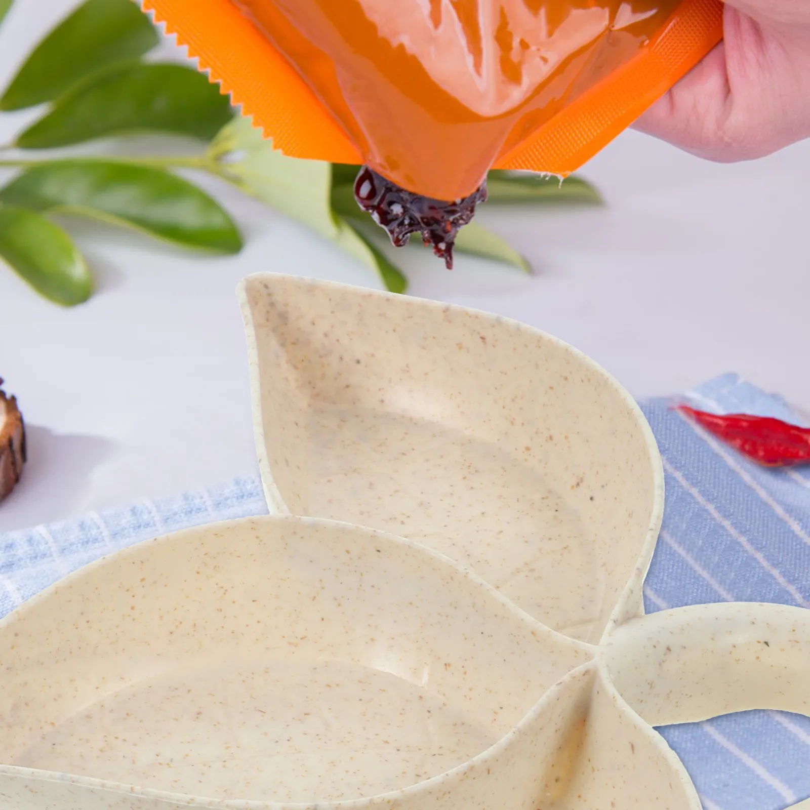6Pcs Leaf Dipping Bowl Plastic Sauce Dish for Condiment Storage Sushi Soy Sauce Vinegar Ketchup Mustard Jam Salt Sugar Small