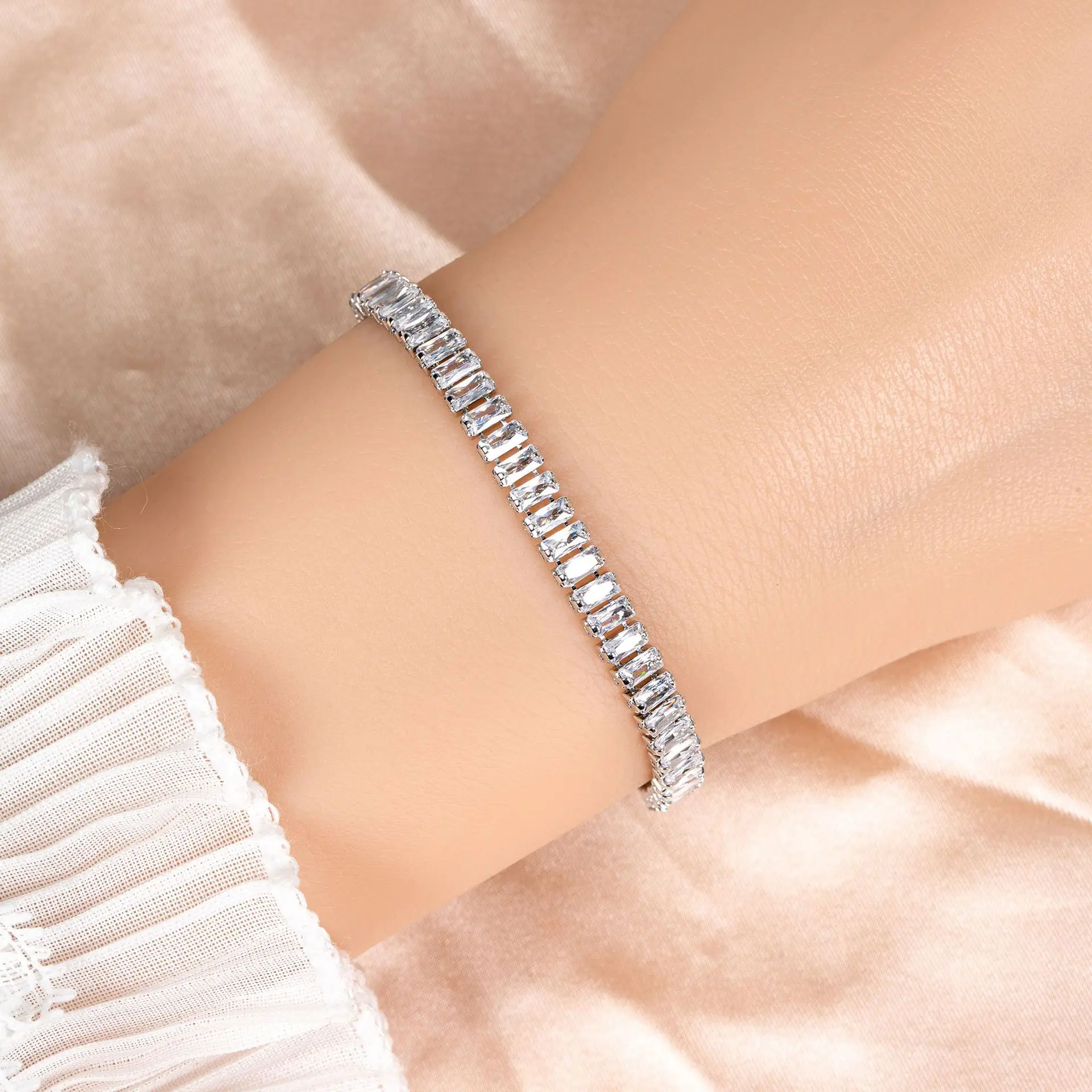 HIBRIDE Light Luxury Simple Daily Jewellery Twinkle Multicolour Bracelet Women's Dress Set Party Banquet Gift Travel B133