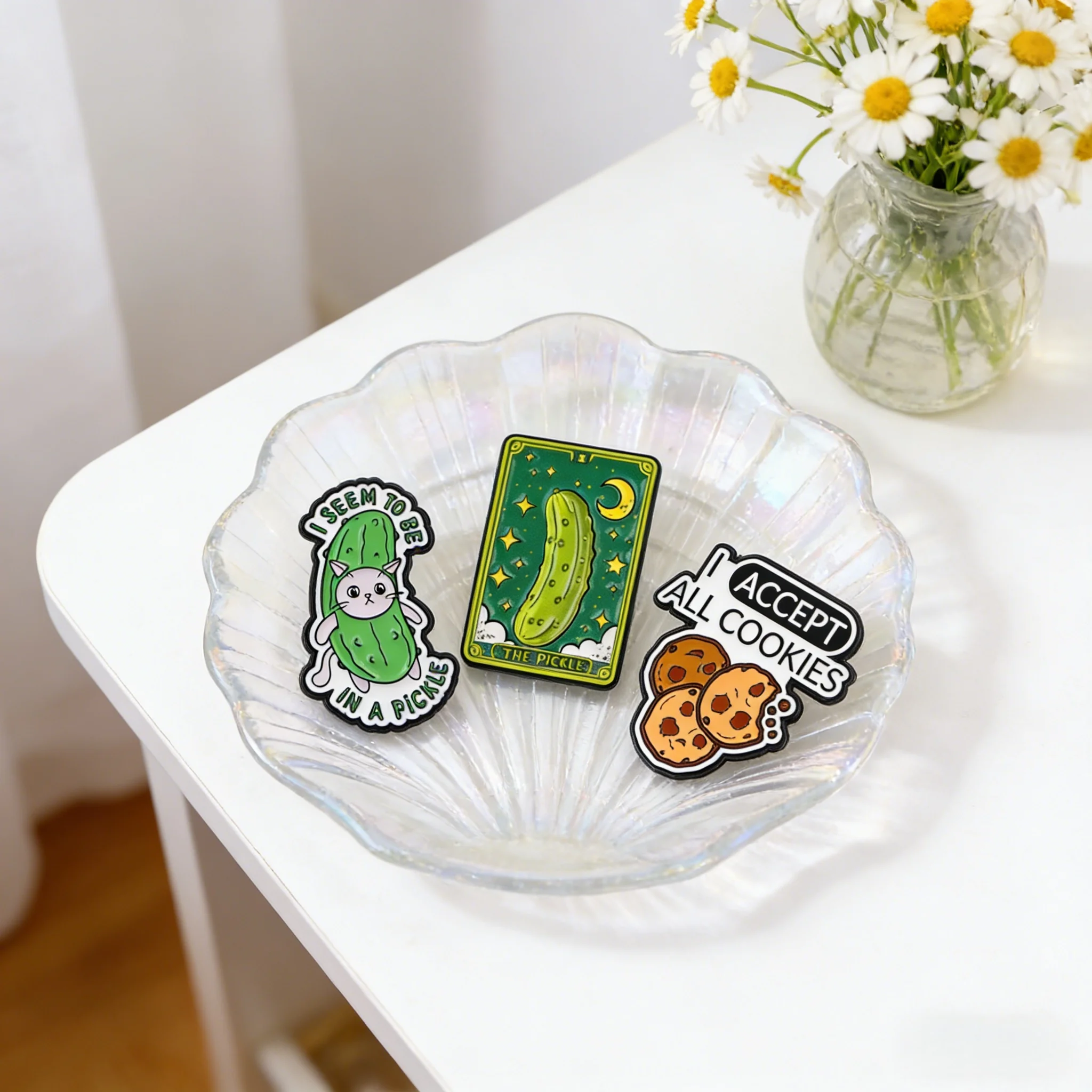 Эмалевые значки и броши с изображениями: Карточки Таро, Огурцы в маринаде, печенье, интернет-цитаты. Модные украшения и подарки.